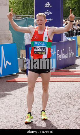 London, UK. 25th May, 2015. No 1 Andy Vernon at 28:38 of the 2015 Bupa London 10,000 at Westminster in London. Credit:  See Li/Alamy Live News Stock Photo