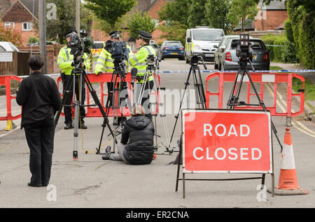 Didcot, UK. 25th May, 2015. The Police cordon at the scene of a triple murder at Vicarage Road, Didcot, Oxfordshire, U.K 17.21 Hours on 25 May 2015. Credit:  Michael Winters/Alamy Live News Stock Photo