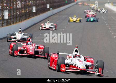 Indianapolis, Indiana, USA. 24th May, 2015. Eventual winner JUAN PABLO MONTOYA leads the field into Turn 1 during the Indianapolis 500 race at the Indianapolis Motor Speedway. © csm/Alamy Live News Stock Photo