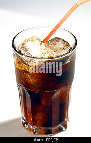 Erfrischungsgetraenk, ein Glas Cola mit Eis, Coke Stock Photo - Alamy