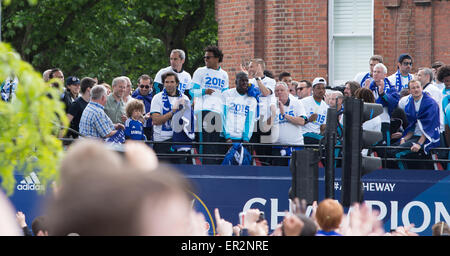 London, L) celebrates with the players as the bus stops at the park at Parson Green to celebrate with their fans during the Chelsea FC Premier League Victory Parade in London. 25th May, 2015. Chelsea owner Roman Abramovich(3rd, L) celebrates with the players as the bus stops at the park at Parson Green to celebrate with their fans during the Chelsea FC Premier League Victory Parade in London, England on May 25, 2015. Credit:  Richard Washbrooke/Xinhua/Alamy Live News Stock Photo