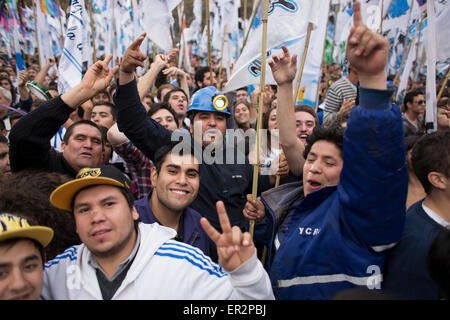 Buenos Aires, Argentina. 25th May, 2015. People take part in the commemoration of the 205th anniversary of the 'May Revolution', on Mayo Sqaure, in Buenos Aires, capital of Argentina, on May 25, 2015. Credit:  Martin Zabala/Xinhua/Alamy Live News Stock Photo