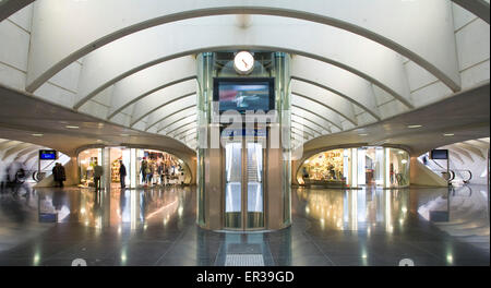 Europe, Belgium, Liege, passage with shops and bars at the railway station Liege-Guillemins, architect Santiago Calatrava  Europ Stock Photo