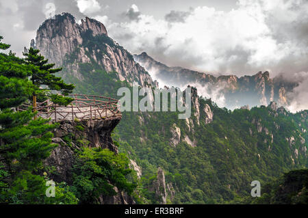 Viewing platform, Yellow Mountains (Huangshan), China Stock Photo