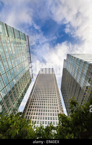 One Canada Square skyscraper and surrounding buildings in Canary Wharf ...