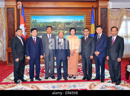 Phnom Penh, Cambodia. 27th May, 2015. Cambodia's National Assembly President Heng Samrin (4th L) poses for photos with new Cambodian ambassadors in Phnom Penh, Cambodia, May 27, 2015. Cambodia has appointed seven new ambassadors to foreign countries, according to an ambassador on Wednesday. © Sovannara/Xinhua/Alamy Live News Stock Photo