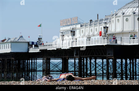 Brighton UK 27th May 2015 - Sunbathers enjoying the hot sunny weather on Brighton beach this morning Credit:  Simon Dack/Ģ����ý Live News Stock Photo