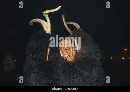 Zwei Krampusse beim Mitterndorfer Nikolospiel, Salzkammergut, Steiermark, Austria Zwei Krampusse beim Mitterndorfer Nikolospiel, Salzkammergut, Steiermark, Austria