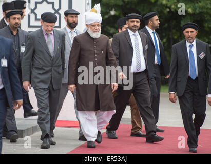 Hanau, Germany. 27th May, 2015. Caliph Hadhrat Mirza Masroor Ahmad attends the opening of the new Bait-ul-Wahid mosque of the Ahmadiyya Muslim Jamad denomination in Hanau, Germany, 27 May 2015. The mosque has two 12-metres tall minarets and offers space for up to 500 people. Photo: BORIS ROESSLER/dpa/Alamy Live News Stock Photo