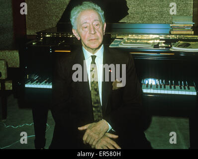 ARTHUR RUBINSTEIN  (1887-1982) Polish-American classical pianist in 1972 Stock Photo