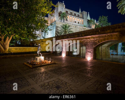 Es Forner monument, Almudaina palace Palau de l'Almudaina behind, Avinguda de Gabriel Roca, historic centre, Ciutat Antiga Stock Photo