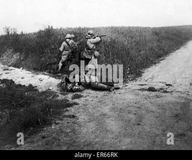 French infantry infantry firing on  the enemy during The Battle of the Aisne 1918 Circa June 1918 Stock Photo