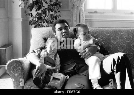 Muhammad Ali cuddling his daughters Laila, (left )and Hana (right) at a Hotel in London England. 19th December 1978 Stock Photo