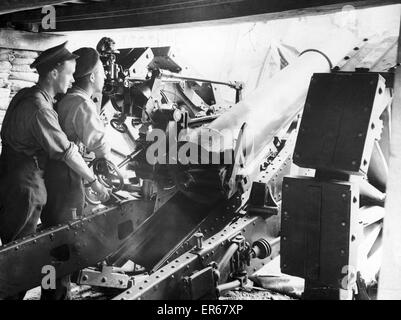 Canadian gunners in action during the Third Battle of Ypres November 1917 Stock Photo