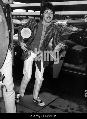 Paul McCartney, London Heathrow Airport, 13th April 1967. Returns from America, where he has been celebrating the 21st Birthday of his actress girlfriend, Jane Asher. Stock Photo