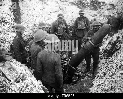 Demonstration of British 9.45 inch trench mortar, in an old German trench in Pigeon Wood, Gommecourt, viewed from front of trench. 17th March 1917 Stock Photo