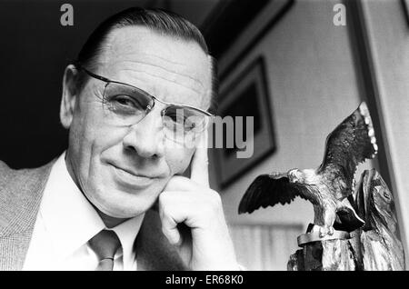 The Central Robbery Squad a.k.a.The Flying Squad, a branch of the Metropolitan Police specialising in tackling armed robbery and violent crime in London, 19th June 1984. Commander Frank Cater, with the 'Winged Eagle', official symbol of The Sweeney. Stock Photo