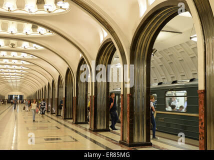 Moscow. 27th May, 2015. The photo taken on May 27, 2015 shows the Mayakovskaya subway station in Moscow, Russia. With grand chandeliers, embossments, statues, mosaic pictures and marble walls, Moscow Metro is considered one of the most beautiful subways in the world. © Jia Yuchen/Xinhua/Alamy Live News Stock Photo