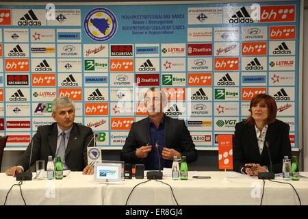 Sarajevo, BiH. 29th May, 2015. Mehmed Bazdarevic, coach of the national soccer team of Bosnia and Herzegovina (BiH) (C) speaks at a press conference in Sarajevo, BiH, on May 29, 2015. National soccer teams of BiH and Israel will play the EURO EUFA 2016 qualifying match on June 12 in Zenica, BiH. Credit:  Haris Memija/Xinhua/Alamy Live News Stock Photo