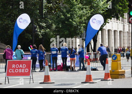 Cancer research UK volunteers at the Bupa London 10,000 run on Monday 25th May 2015 Stock Photo