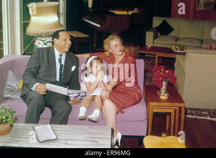 EDMUNDO ROS (1910-2011) Trinidadian band leader about 1960 with wife Britt Johansen and daughter Louisa at their home in Page Street, Mill Hill, London NW7 Stock Photo