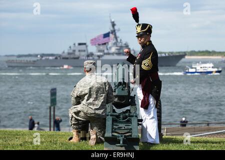 US Soldiers prepare to render a cannon salute from Fort Hamilton as ships enter the harbor during the Parade of Ships at Fleet Week May 20, 2015 in New York City, NY. Stock Photo