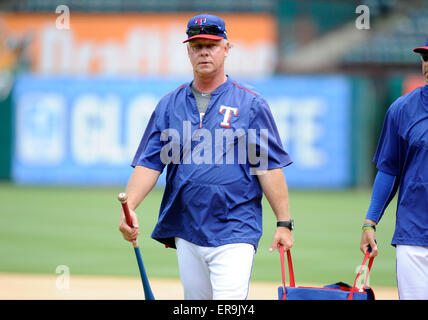 Texas Rangers bench coach Steve Buechele goes over line-up cards before ...