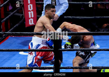 Brooklyn, New York, USA. 29th May, 2015. AMIR KHAN and CHRIS ALGIEIRI (black trunks) battle in a bout at the Barclays Center in Brooklyn, New York. © Joel Plummer/ZUMA Wire/Alamy Live News Stock Photo