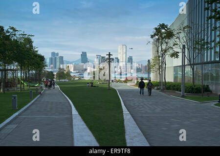 dh Tamar Park ADMIRALTY HONG KONG People walking and relaxing in park passed Legco building Stock Photo