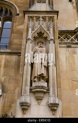 UK, England, Cambridge.  Corpus Christi College.  Statue of Sir Nicholas Bacon, Flanking the entrance to the chapel. Stock Photo