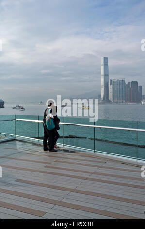 dh Hong Kong Harbour promenade CENTRAL HONG KONG Chinese couple looking over look out in victoria harbor Stock Photo
