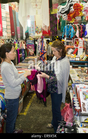 dh Ladies market MONG KOK HONG KONG Woman tourist and stall holder bartering goods women barter in Stock Photo