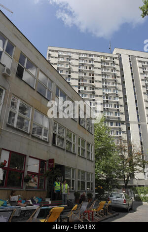 Blue sky portrait, to Grzybowska 5 apartments, deckchairs and people outside Pardon ToTu, Grzybowski 12, Plac Grzybowski, Warsaw Stock Photo