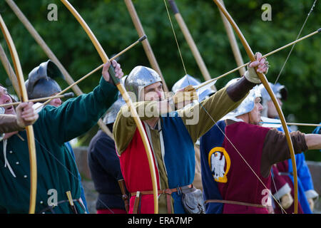 English Bowmen longbow Archers at the War of the Roses re-enactment by Sir John Saviles Household and 15th-century archers group. Hoghton Tower Preston transformed with living history displays of craftsmen, soldiers and everyday life from the era of Elizabeth Woodville (the White Queen) and Richard III. Known as The Cousins War or War of the Roses was the dynastic struggle between the royal households of York and Lancaster which each claimed their right to rule from their links to the usurped Edward III. Hoghton, Lancashire, UK. May, 2015. Stock Photo