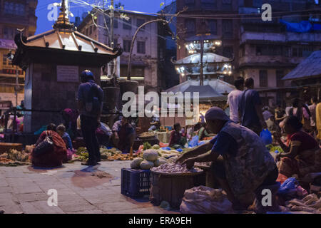 Kathmandu, Nepal. 30th May, 2015. People shopping for daily groceries in the evening at Asan Bazaar, Kathmandu. 1.2 million people left Kathmandu after a 7.8 magnitude deadly quake struck Nepal on April 25 but only 30,000 has returned back as of today. © Sumit Shrestha/ZUMA Wire/ZUMAPRESS.com/Alamy Live News Stock Photo