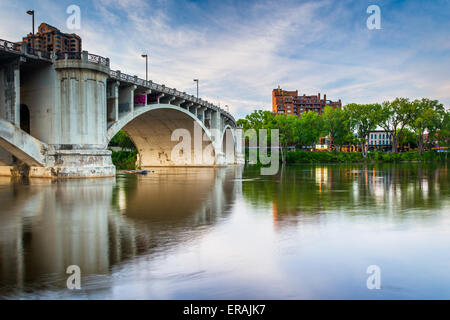 The Central Avenue Bridge over the Mississippi River, in Minneapolis, Minnesota. Stock Photo