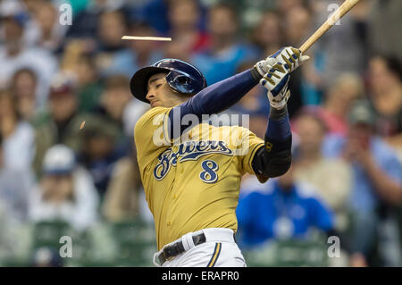 Milwaukee, WI, USA. 30th May, 2015. Milwaukee Brewers right fielder Ryan Braun #8 breaks his bat during the Major League Baseball game between the Milwaukee Brewers and the Arizona Diamondbacks at Miller Park in Milwaukee, WI. John Fisher/CSM/Alamy Live News Stock Photo