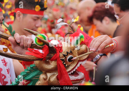 Beijing, China. 25th May, 2015. Honored guests attend the opening ceremony of the drunk dragon dance performing at the Drunken Dragon Festival in south China's Macao, May 25, 2015. © Cheong Kam ka/Xinhua/Alamy Live News Stock Photo