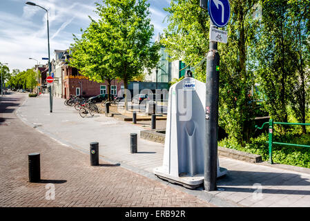 pubblica orinatoio portatile per gli uomini a Isola Stvanice, Praga,  Repubblica Ceca uomini pissoir, uomini a orinatoio pubblico Mens Foto stock  - Alamy