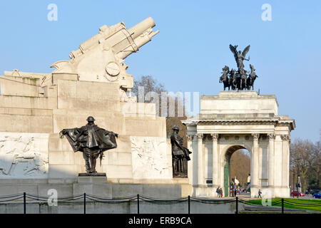 Royal Artillery memorial with Wellington Arch beyond Hyde Park Corner London England UK Stock Photo