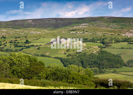 Wales, Carmarthenshire, Carmarthen, Trapp, Carreg Cennen Castle below Mynydd Du Stock Photo