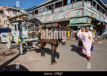 Nuns collecting food for merit in Maymyo Myanmar Stock Photo