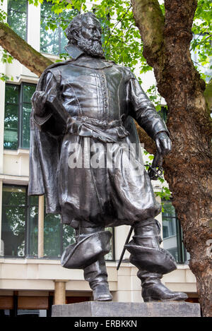 Captain John Smith Statue, St Mary-le-Bow churchyard, Cheapside, London ...