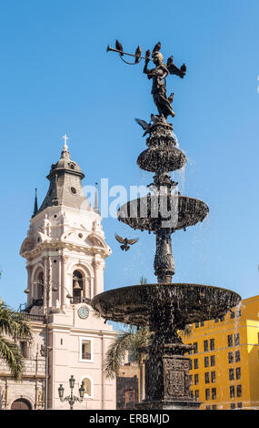 Bronze fountain and Cathedral, Plaza de Armas, Lima Stock Photo