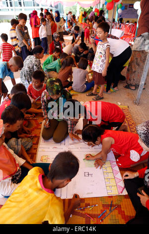 Phnom Penh, Cambodia. 1st June, 2015. Children draw pictures during the celebration of the International Children's Day in Phnom Penh, Cambodia, June 1, 2015. Cambodia celebrated the International Children's Day on Monday, focusing on the improvement of nutrition quality for child development and anti-child labor. © Sovannara/Xinhua/Alamy Live News Stock Photo