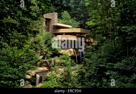 FALLINGWATER HOUSE DESIGNED BY FRANK LLOYD WRIGHT BUILT 1937 IN BEAR RUN PENNSYLVANIA USA Stock Photo