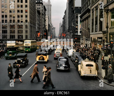 1940s PEDESTRIANS CARS TAXIS BUSES TROLLEY TRAFFIC FIFTH AVENUE LOOKING NORTH FROM JUST BELOW 42nd STREET MANHATTAN NEW YORK USA Stock Photo