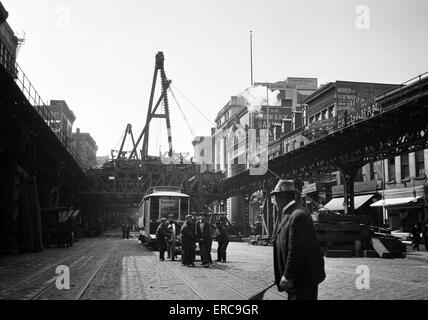 1918 CONSTRUCTION CRANE & CREW MAKING IMPROVEMENTS TO THE THIRD AVENUE ELEVATED TRAIN IN THE BOWERY LOWER MANHATTAN NEW YORK USA Stock Photo