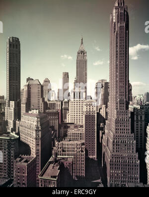 1950s SKYLINE OF SKYSCRAPERS CITY BANK FARMERS TRUST IRVING TRUST BANK OF MANHATTAN 60 WALL STREET TOWER NEW YORK CITY USA Stock Photo