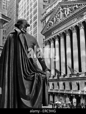 1970s NEW YORK CITY STOCK EXCHANGE ON WALL STREET FROM FEDERAL HALL BEHIND GEORGE WASHINGTON STATUE Stock Photo